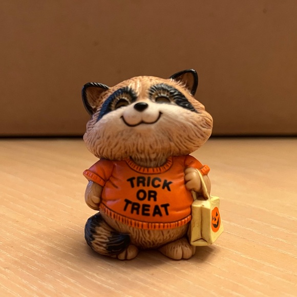 Hallmark vintage Merry Miniatures Halloween “Shirt Tales” figurine from 1983. - Picture 1 of 7